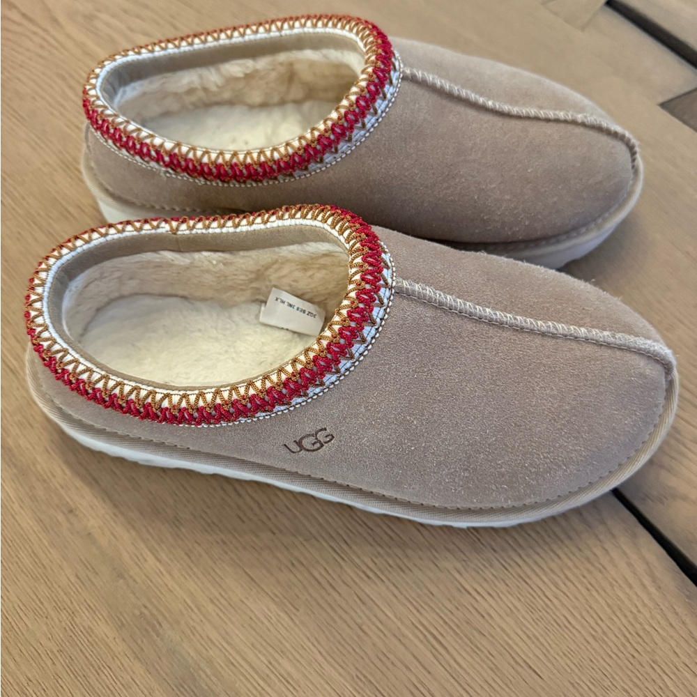 UGG Tasman II women’s size 7 sand w/ cherry red 🍒